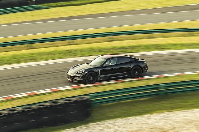 Der Porsche Taycan wird deutlich über zwei Tonnen wiegen