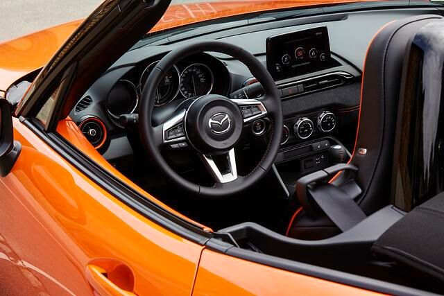 Der knapp geschnittene Roadster fühlt sich gleich nach Einstieg unmittelbar vertraut an