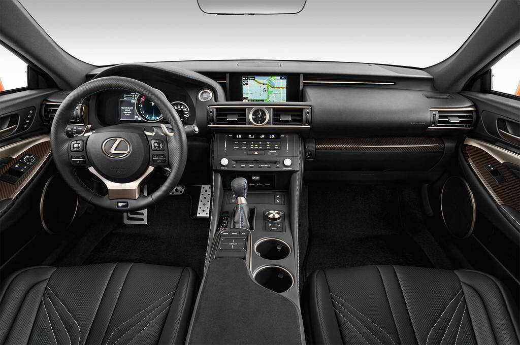 Lexus RC F (Baujahr 2014) 2WD AT 2 Türen Cockpit und Innenraum