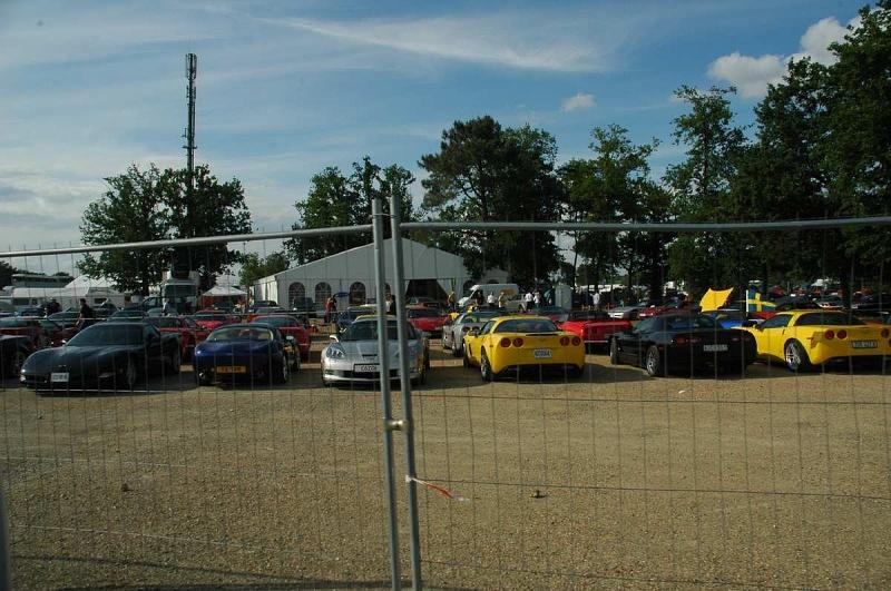 Ein Corvette-Parkplatz beim 24 Stunden von Le Mans-Rennen. Ein blauer TVR hat sich dazwischen gemogelt.