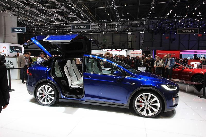 Tesla Model X - elektrisch und mit Albatros-Türen