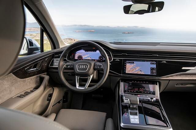 Der Q7 hat jetzt auch das Black-Panel-Cockpit des Q8 