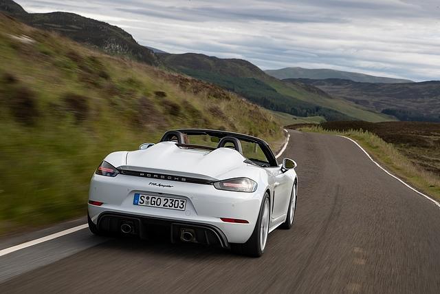 In den Kurven liegt der offene Porsche satt auf der Straße