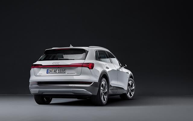 Damit auch der Audi e-tron von der E-Autoprämie profitieren kann, haben die Ingolstädter das Modellangebot ihres elektrischen SUV nach unten erweitert. 