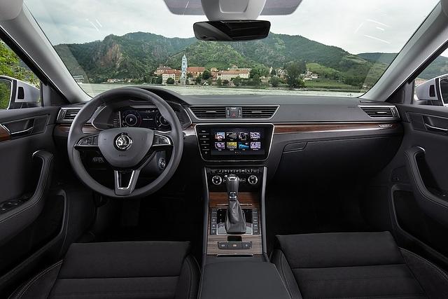 Das Cockpit ist im Grunde eins zu eins vom Superb übernommen