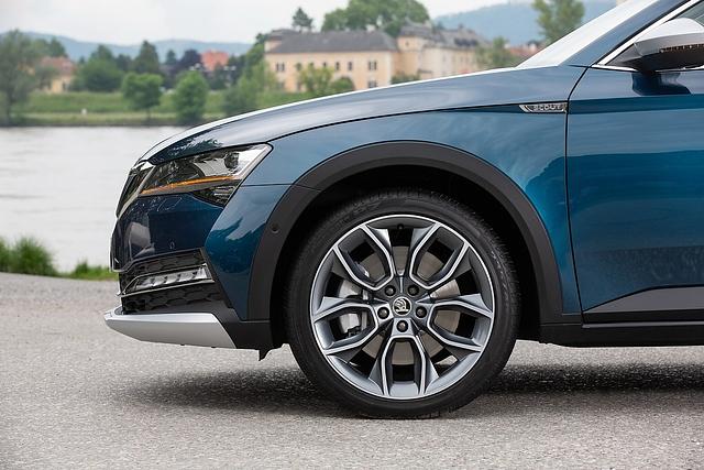 Die Karosserie des Skoda Superb Scout liegt 15 Millimeter höher als beim klassischen Superb