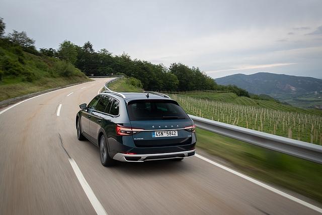 Auf dem Heck prangt jetzt auch beim Superb der Skoda-Schriftzug