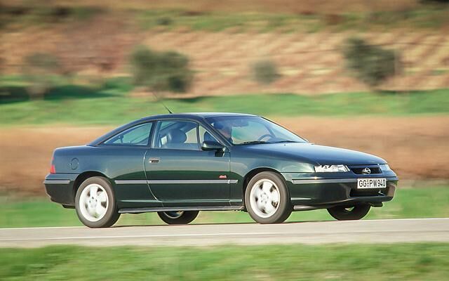 Ab März 1994 stand ein 2,0-Liter-16V-Benziner mit 100 kW/136 PS Leistung zusätzlich im Angebot. 