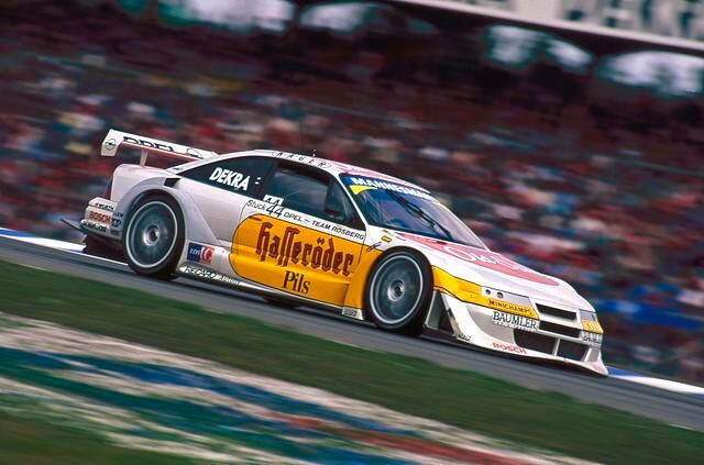 Bei der Internationalen Tourenwagen-Meisterschaft (ITC) gewinnt der Opel Calibra Fahrer- und Markentitel