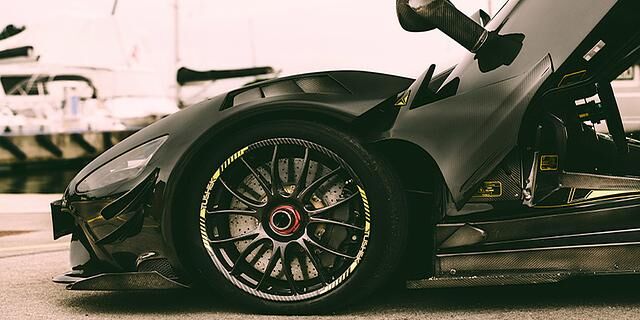 Zur Ausstattung des Hypercars von Tushek gehören natürlich Keramikstopper von Brembo