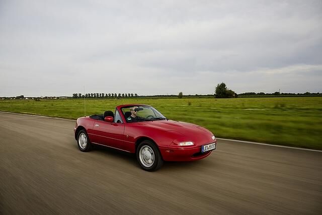 Auf der Landstraße macht der Mazda MX 5 NA