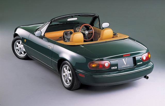 Der Mazda MX 5 NA wiegt weniger als eine Tonne