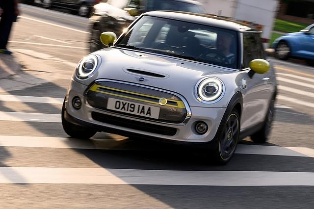 Beim Mini Cooper S E dauert das Stromtanken bis 80 Prozent an einer 50 kW-Ladestation 35 Minuten