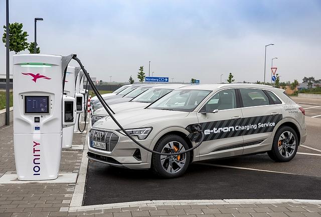 Der Audi e-tron 55 braucht an einer 159 kW Ladestation von fünf bis 100 Prozent in 48 Minuten