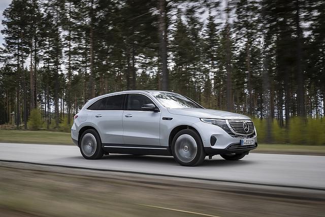 Der Mercedes EQC kommt mit einer Stromladung rund 400 Kilometer weit