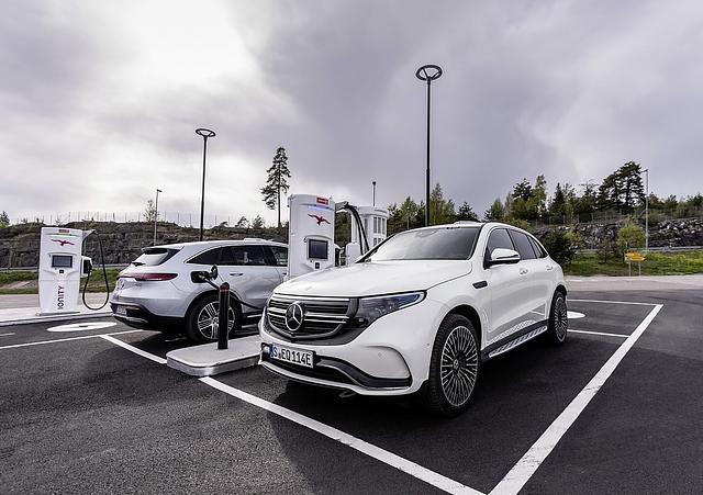 Der Mercedes EQC ist an einer 110 kW-Ladestation nach etwa 40 Minuten von zehn Prozent auf 80 Prozent gefüllt