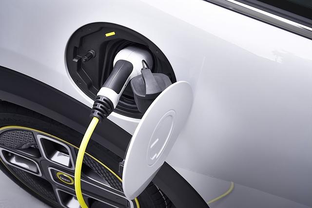 Bei einer 11 kW Wallbox dauert es drei Stunden 30 Minuten bis der Mini Cooper S E randvoll mit Strom ist