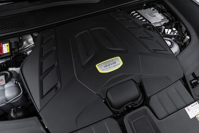 Der V8-Biturbo Benziner leistet 404 kW / 550 PS