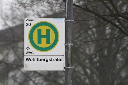 Ratgeber: Richtiges Verhalten an der Bushaltestelle - Mit Schritttempo und Sicherheitsabstand