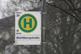 Ratgeber: Richtiges Verhalten an der Bushaltestelle - Mit Schritttempo und Sicherheitsabstand