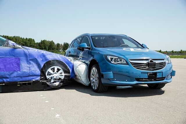 ZF zeigt den ersten Außen-Airbag für den Seitenaufprall  - Vorsorglich aufgeblasen