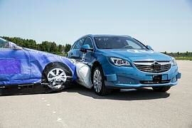 ZF zeigt den ersten Außen-Airbag für den Seitenaufprall  - Vorsorglich aufgeblasen