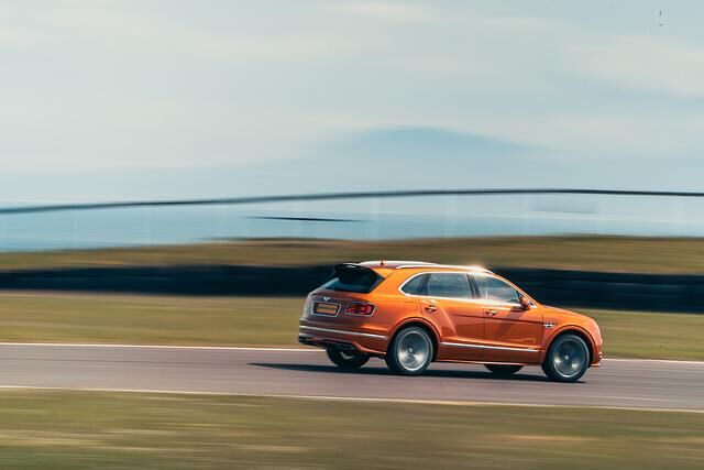 Weil die 900 Nm jetzt früher anliegen und länger bereitstehen, gelingt der Sprint auf Tempo 100 im Speed in 3,9 statt 4,1 Sekunden