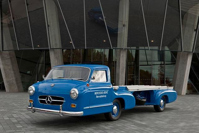 Um die Jahrtausendwende hat Mercedes den Renntransporter aus den 1950er-Jahren nachbauen lassen
