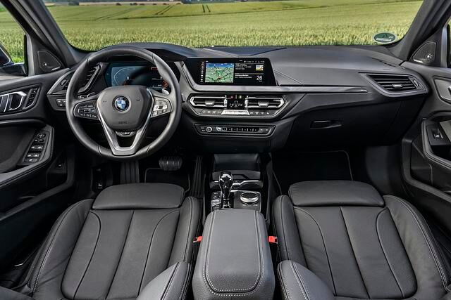 Fahrerzentriert, großflächig digital: Das Cockpit des neuen 1er