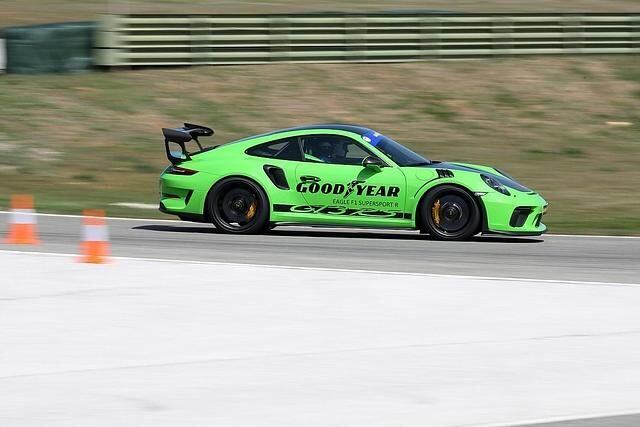 Mit dem Goodyear Eagle F1 und dem Porsche GT3 RS auf dem Ascari Race Track
