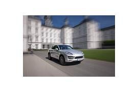 Ein „OFF ROAD AWARD 2012“ geht an Porsches Cayenne
