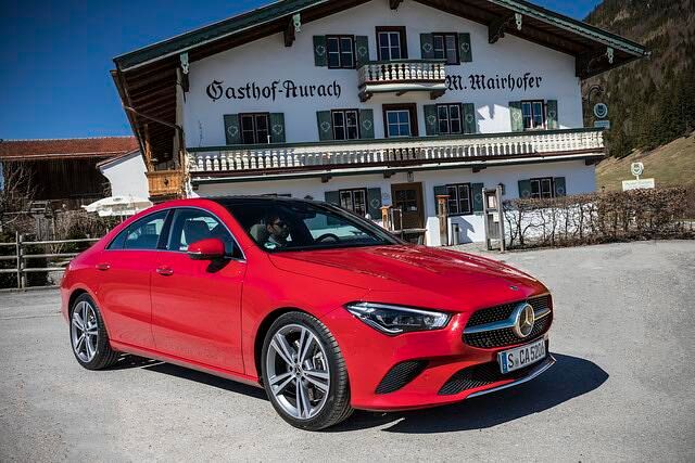 Das meistverkaufte Modell wird wohl der 33.588 Euro teure CLA 200 werden, unter dessen mit neuen Dynamikfalzen verzierter Haube ein 1,3-Liter Vierzylinder mit 120 kW/163 PS werkelt
