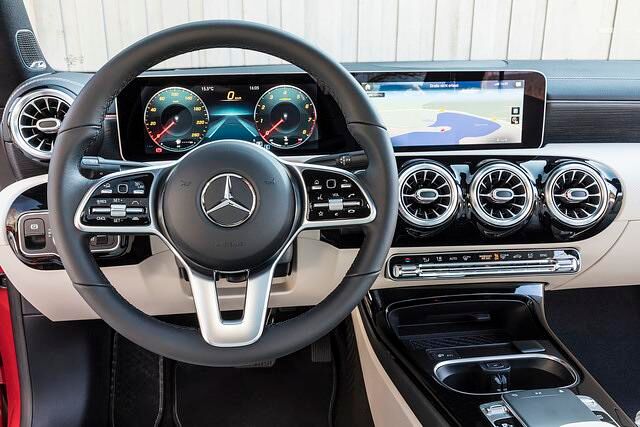 Natürlich macht Mercedes seinem Namen als Vorreiter der Assistenzsysteme auch beim CLA alle Ehre