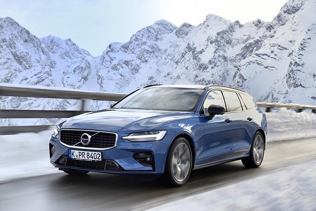Der V60 rollt für ein Fahrzeug dieser Klasse einigermaßen harsch ab und neigt bei tiefergehenden Asphaltschäden sogar zum Poltern