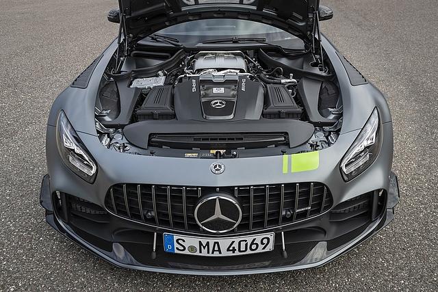 Das mächtige Triebwerk findet gerade so im Motorraum Platz