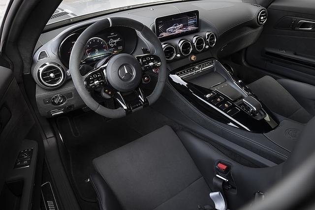Das Cockpit stimmt in großen Teilen vom AMG GT 4-Türer