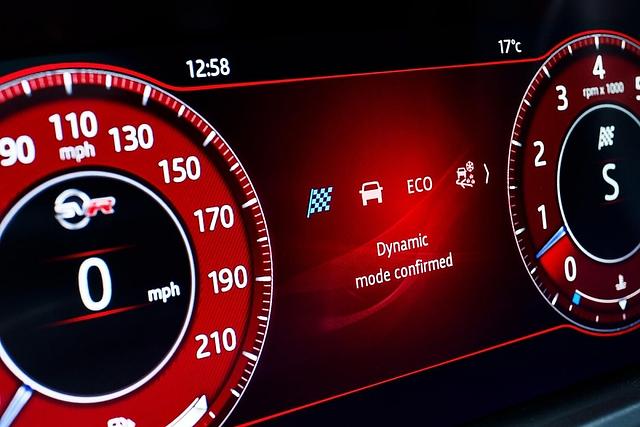 Die Farbe des digitalen Cockpits im Jaguar F-Pace SVR wechselt je nach Fahrt-Modus