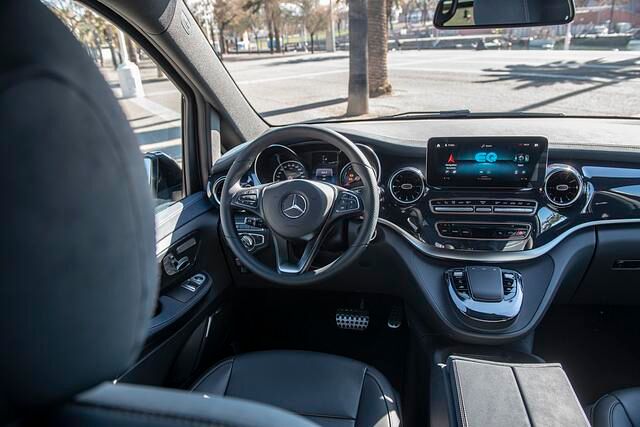 Außer im Cockpit, wo es anders als beim Verbrenner bereits einen großen Touchscreen und das neue Bediensystem MBUX gibt, ist der neue Raumriese ganz der alte