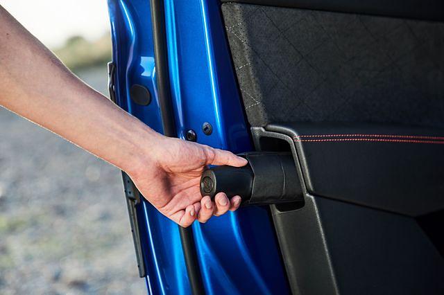 Und dann bietet der Kodiaq RS noch diese kleinen Clever-Lösungen, wie etwa einen Regenschirm in der Türverkleidung, die den Autoalltag ein bisschen einfacher machen
