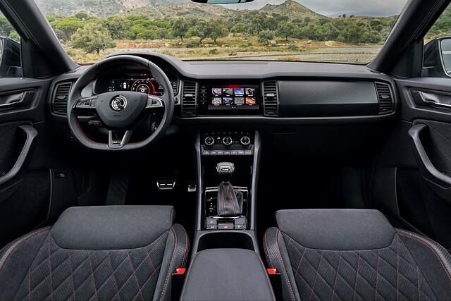 Neben dem zentralen Touchscreen ist auch das Display hinterm Lenkrad digital