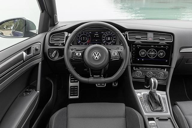 Das Cockpit des Golf 8 wird sich deutlich von dem des Vorgängers unterscheiden (Bild: Volkswagen 7 Golf R)