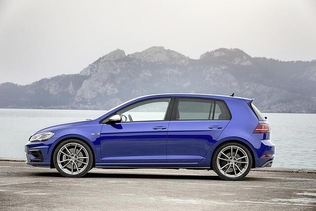 Auch der Radstand bleibt gleich (Bild: Volkswagen Golf R)