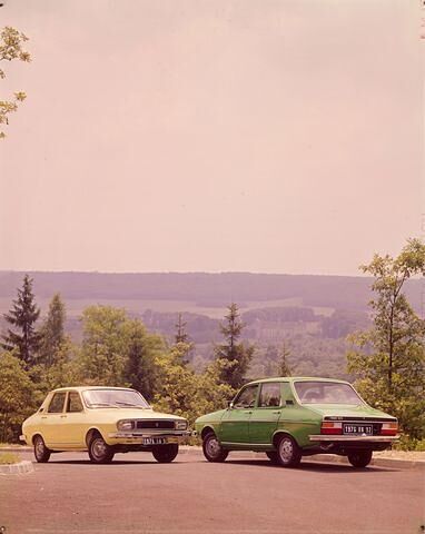 Ab Juli 1976 gibt es Feinschliff an der Ausstattung, so sind nun Automatik-Sicherheitsgurte vorne serienmäßig 