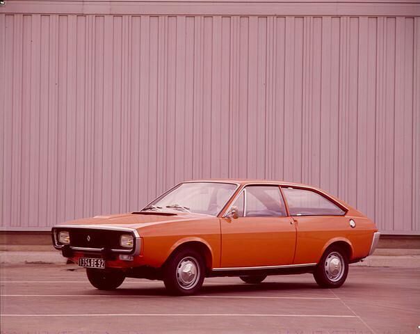 Im Sommer 1971debütiert das Coupé Renault 15, das die Technik des Renault 12 nutzt