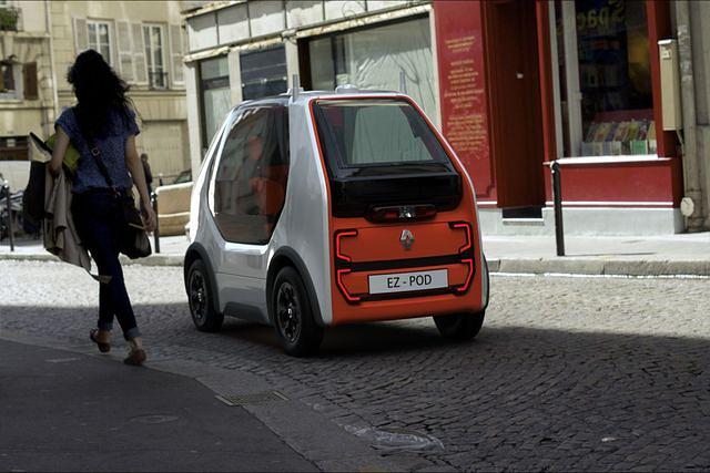 Technisch basiert der EZ-Pod auf dem Twizy. Allerdings bietet das neue Konzept eine rundum geschlossene Kabine und zwei gegenüberliegende Sitzgelegenheiten