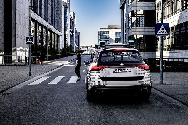 Per Kamera wird das Auto \"durchsichtig\" und der nachfolgende Verkehr kann sehen, was sich vor dem Mercedes ESF 2019 abspielt