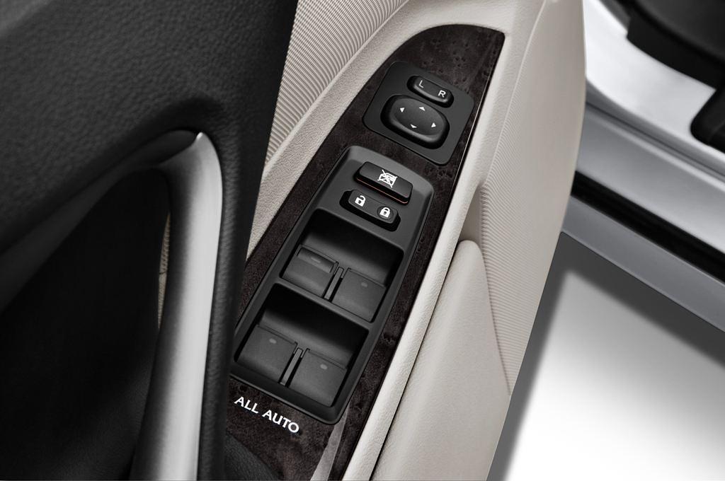 Lexus IS (Baujahr 2011) Luxury Line 4 Türen Bedienungselemente Tür