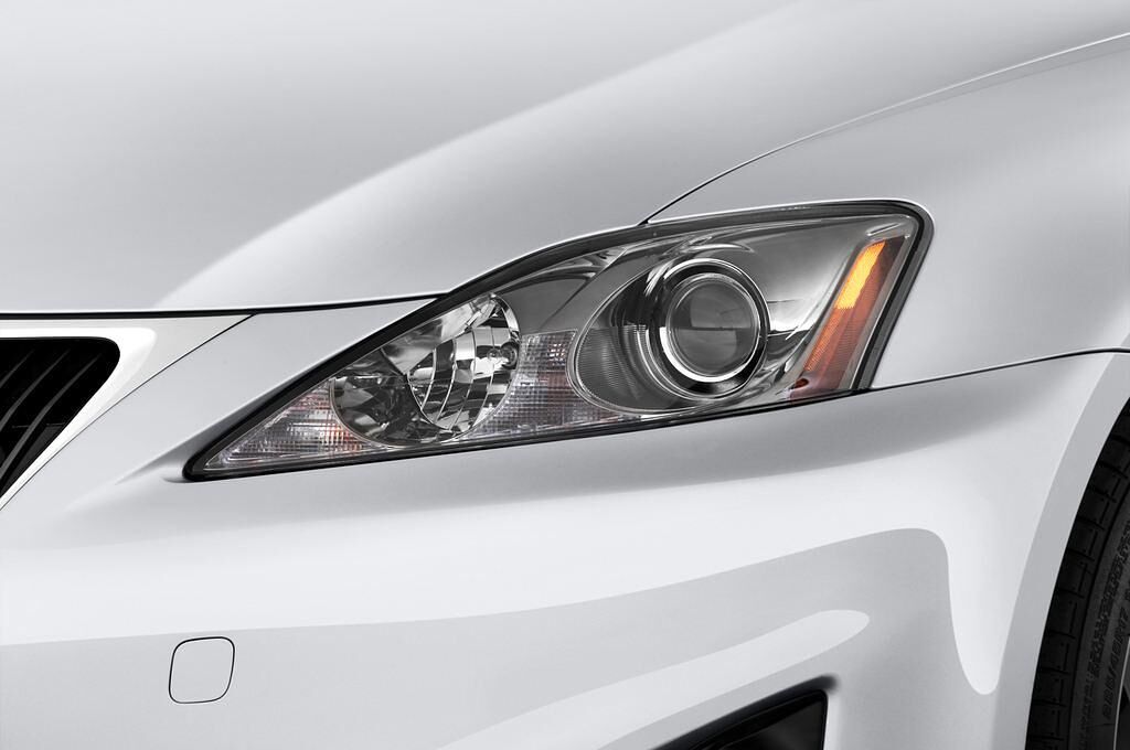 Lexus IS (Baujahr 2011) Luxury Line 4 Türen Scheinwerfer