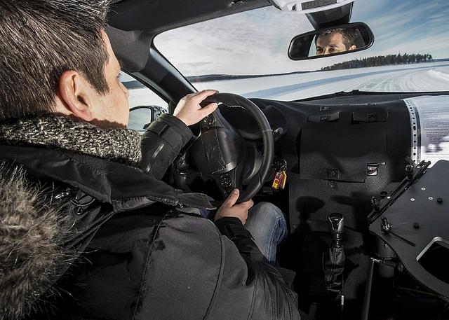 Beim Einlenken macht der leichtere Vorderwagen willig mit