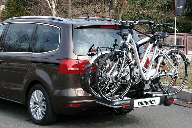 Elegant ist der Fahrradtransport mit einem Träger, der auf der Anhängerkupplung aufsetzt